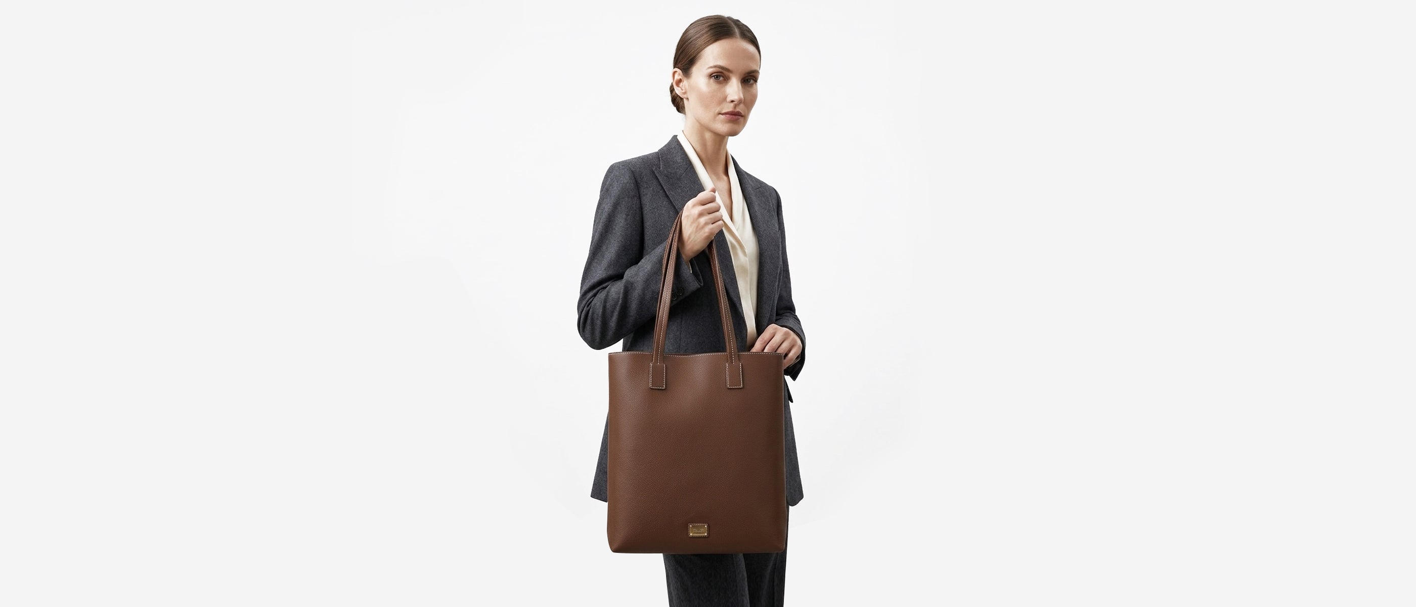 The Modern Office Essential: Why Every Professional Woman Needs the Right Tote Bag